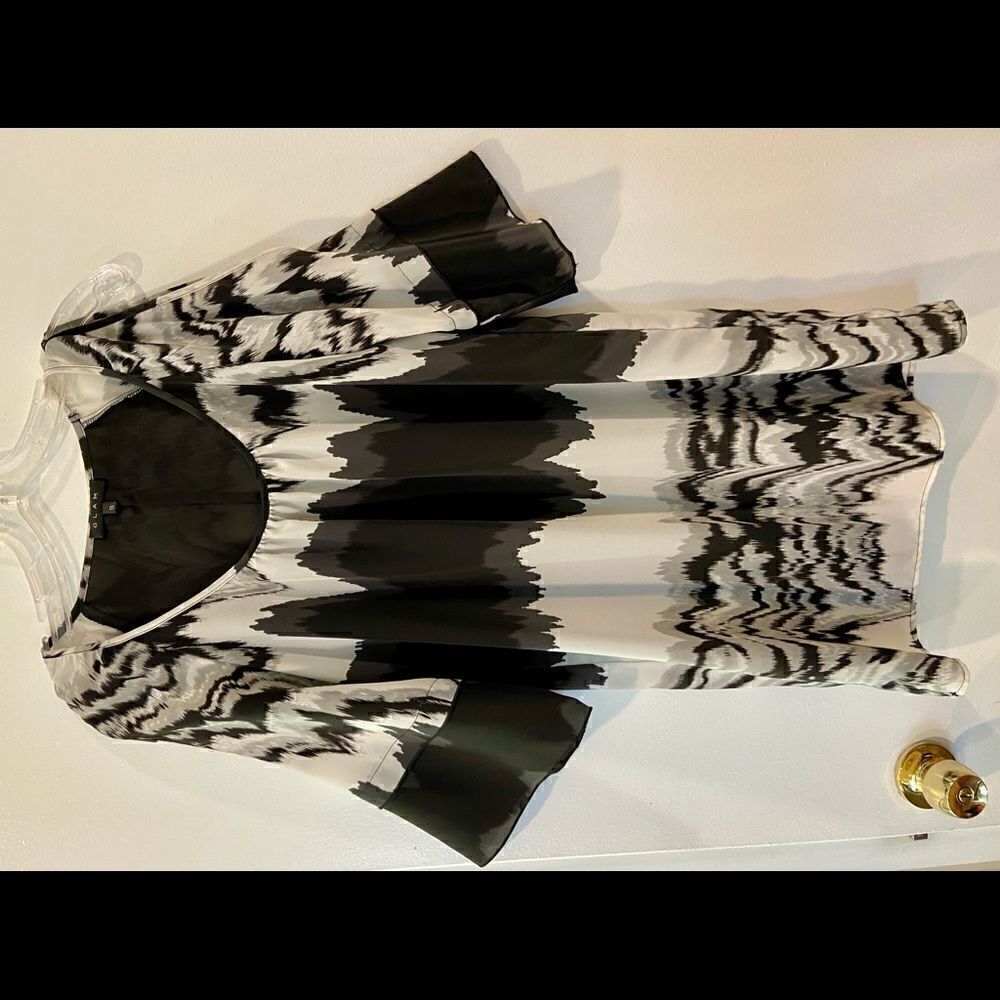 Glam 3/4 Sleeve Black and White Fluid Patterned Dress Size S.